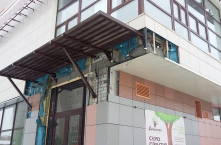 Завершить монтаж керамогранита на фасад здания