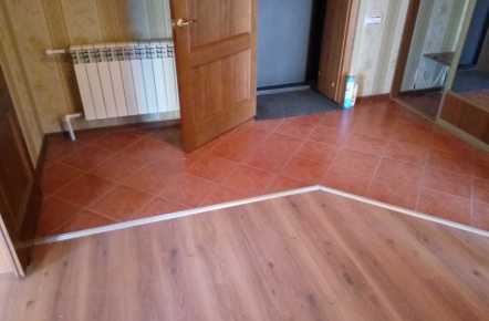 Разобрать ламинат, снять обои, подоконку и откосы из сэндвича